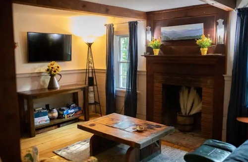 Tigerville Cabin | NEW Listing! Perfect Getaway secluded-historic cabin on 5 acres 30 mins to TIEC