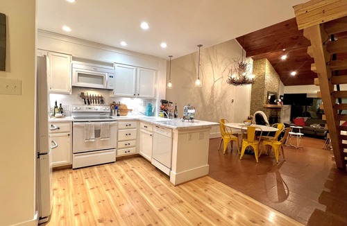 Wintergreen Condo | New Listing!100 FT FROM THE SLOPES! 4bd/3bth Ski In/Out Dobie Condo + Loft ❄⛄⛷🏂