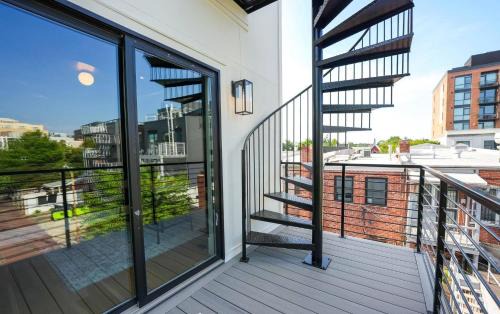 Near Northeast House | NEW! LUX 4BR + Rooftop | Parking | Metro