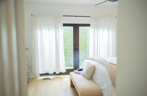 Near Northeast House | NEW! LUX 4BR + Rooftop | Parking | Metro