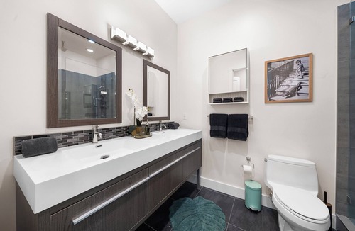 Poinsettia Heights Hotel | New + Lux Close to everything! Gym and Pool 5 Bedrooms!
