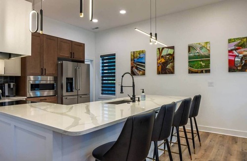 Near Eastside House | New: Luxe 4BR w-2 Car Garage + EV Charger + Rooftop