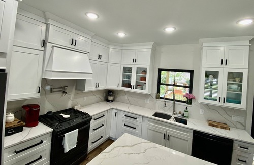 Jeffersonville House | New Luxury home 5 min to Louisville convenient to Churchill Downs with hot tub