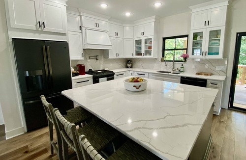 Jeffersonville House | New Luxury home 5 min to Louisville convenient to Churchill Downs with hot tub