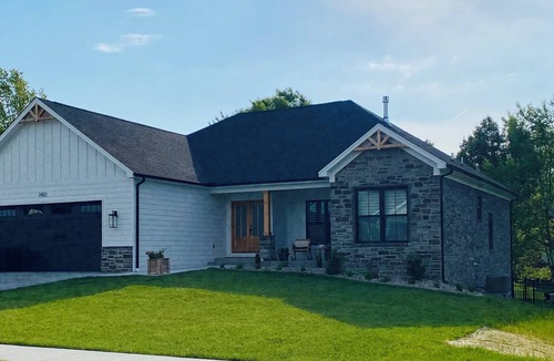 Jeffersonville House | New Luxury home 5 min to Louisville convenient to Churchill Downs with hot tub