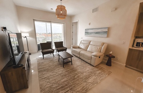 Majestic Palms Condo | NEW Majestic Palms Condo 2/2 Penthouse, 4 miles to FMBeach, Heated Pool, Hot tub