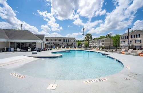Columbia Apartment | New Modern Comfort with Pool and Clubhouse
