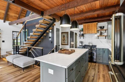 McHenry House | New Modern Lakefront Close to Wisp