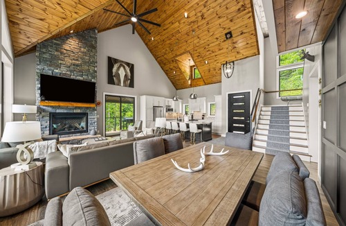 Gatlinburg Villa | New Modern Ultra Luxury Villa in Gatlinburg Mountain Views