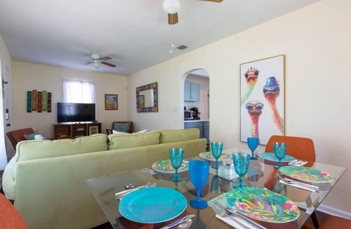 Mango Groves House | NEW:Papa Joe's Beach Cottage Walk to the beach or downtown!