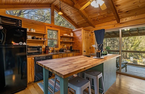 Hendersonville Cabin | New! Pet Friendly Couple's Retreat w/Hot Tub