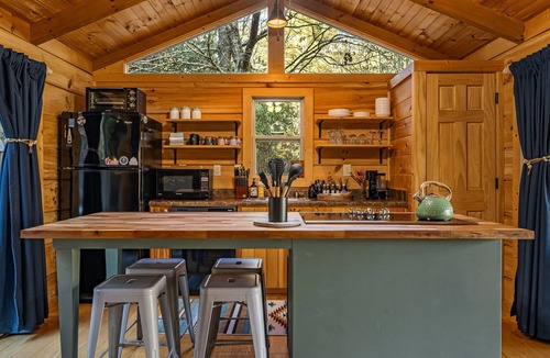 Hendersonville Cabin | New! Pet Friendly Couple's Retreat w/Hot Tub