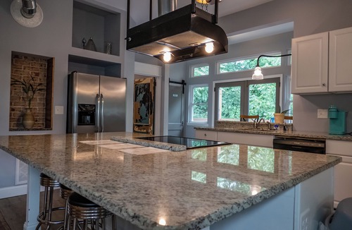 Northside House | new remodel w/a hot tub, 1 mile from market st bridge,private backyard and deck