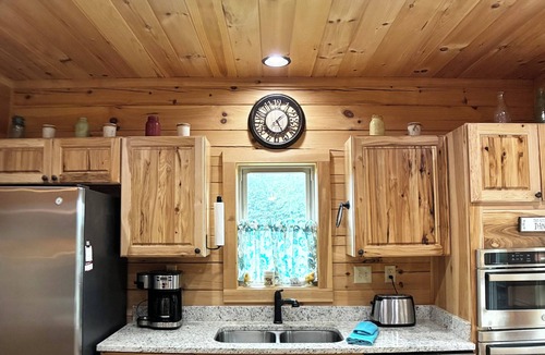 Landrum Cabin | ⭐️ New ⭐️ RidgeCrest Lodge: Retreat w Mountain Views - HUGE 1st Renter Discount