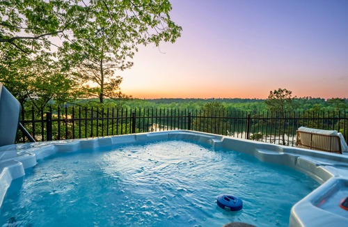 Mid America House | New Sauna, Private One Acre Lot, Saltwater Pool, New Outdoor Kitchen, Fire Pit