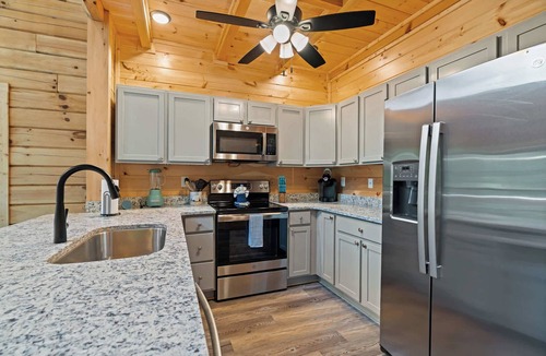 Gatlinburg Cabin | New Secluded Log Cabin, 1Mile to Downtown, Hot Tub