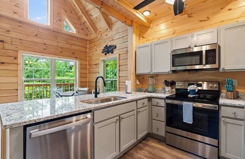 Gatlinburg Cabin | New Secluded Log Cabin, 1Mile to Downtown, Hot Tub