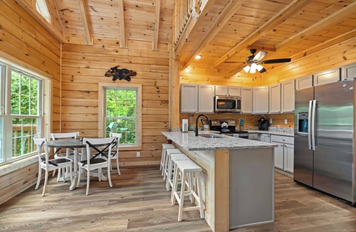 Gatlinburg Cabin | New Secluded Log Cabin, 1Mile to Downtown, Hot Tub