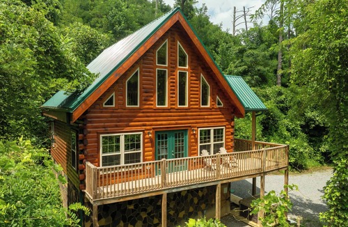 Gatlinburg Cabin | New Secluded Log Cabin, 1Mile to Downtown, Hot Tub