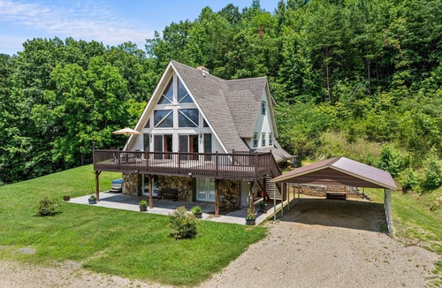 Newport Ski Chalet | NEW! Smoky Everest 4-Bedroom Chalet