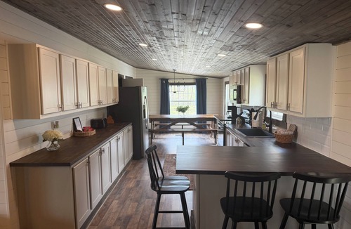 Primrose Cabin | NEW! Spacious Farmhouse Cabin, 30 acres w/Firepit, Pond, Waterfall, Trails