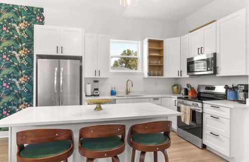 Faubourg Livaudais Apartment | New! Spacious Uptown HangOut - 3 Bed, 3 Bath