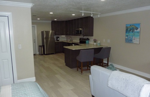 West Melbourne Apartment | New Studio Apartment.Free internet.Privacy, Close to the Mall.