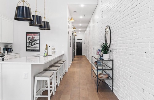 West Main Historic District Condo | New! Stylish Bourbon 3 bed, 2 bath suite. Downtown, Bourbon Trail, Yum Center