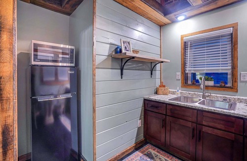 Somerset Apartment | NEW! Stylish Retro Stay, Columbia House Unit D