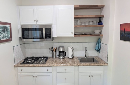 Elberta Apartment | NEW! The Glarum Apartment - Gorgeous Dog-Friendly Apartment in Great Location with Minisplit A/C!