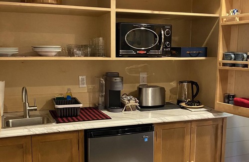 Mirror Lake House | New to VRBO! Romantic suite, Kitchenette, Dog friendly,Fire table,Fiber Optic WI-FI