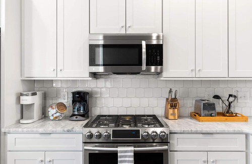 Hillsboro West End House | New, Walk to Hillsboro Village, ROOFTOP, SLEEPS 12!