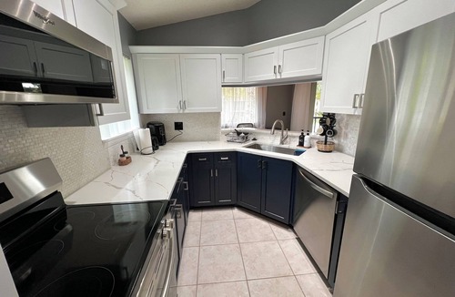 Jupiter Apartment | Newly Furnished Jupiter Condo - Den Workspace - 2 Parking - 12 Min to Beach