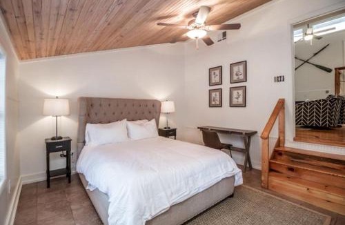 Rogers House | Newly Remodeled Cabin with Lake Views & Grill Patio in Rogers, Arkansas