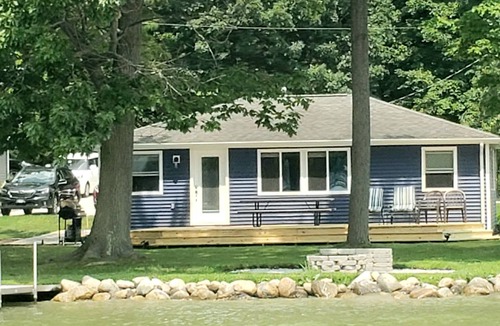 Cassopolis Cottage | Newly remodeled Diamond Lake Cottage with Pontoon Boat Available!