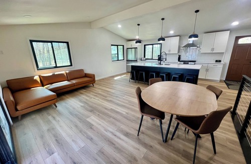 Iron Mountain House | Newly remodeled Lakefront 4-bedroom house with AC and WiFi in Iron Mountain