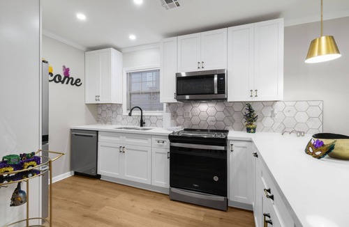 Mid-City Apartment | Newly renovated 2bedrooms with 1 Bonus room and 2 bathrooms in MidCity