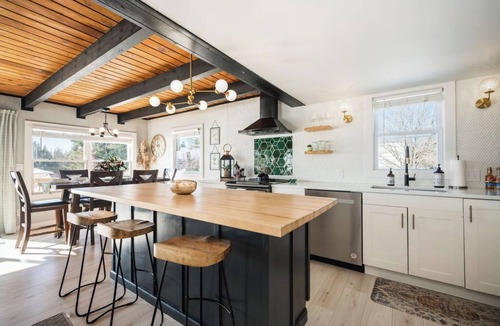 Boyne Falls House | Newly renovated! 5 mins to beach-Hot Tub-Fire Pit-Family & Dog friendly
