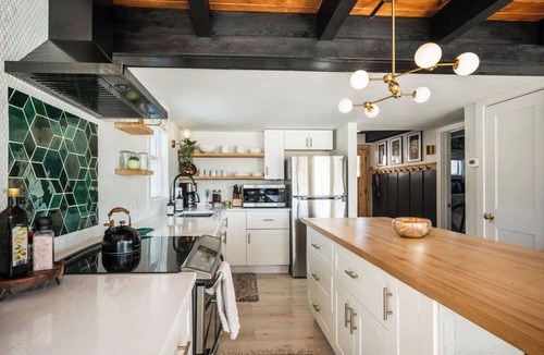 Boyne Falls House | Newly renovated! 5 mins to beach-Hot Tub-Fire Pit-Family & Dog friendly
