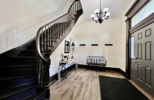 Lindenwald House | Newly Renovated Historic mansion ☆ 8 Bedrooms