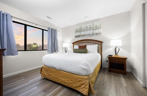 Williamsburg House | Newly Updated Lakeview Golf Retreat 1BDR Condo Resort 5057