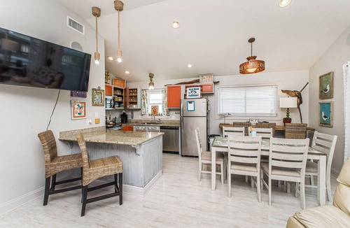Shoreline Park House | Nice, family friendly camp with private boat launch.