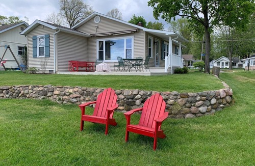 North Webster House | Nicely Appointed, Comfy Cottage ON THE LAKE with Awesome Views - Sleeps 10