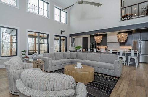 McHenry House | No Black Tie Affair | 5 Bedroom Suites, Hot Tub