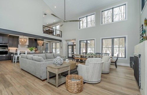 McHenry House | No Black Tie Affair | 5 Bedroom Suites, Hot Tub