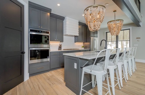 McHenry House | No Black Tie Affair | 5 Bedroom Suites, Hot Tub