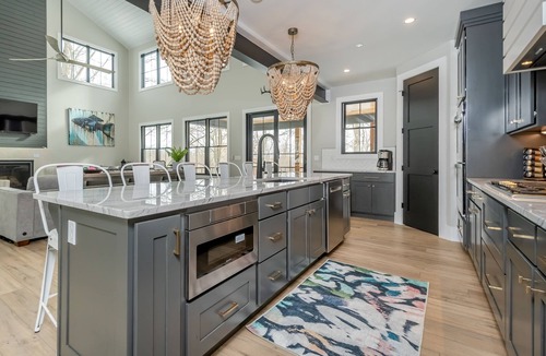 McHenry House | No Black Tie Affair | 5 Bedroom Suites, Hot Tub