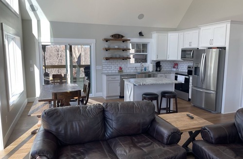 Lindseyville Cabin | Nolin Lake/Mammoth Cave Lakehouse Rental - Newly Built