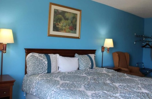 Mount Vernon House | Non-Smoking King Room at FairBridge Inn Express Mt Vernon