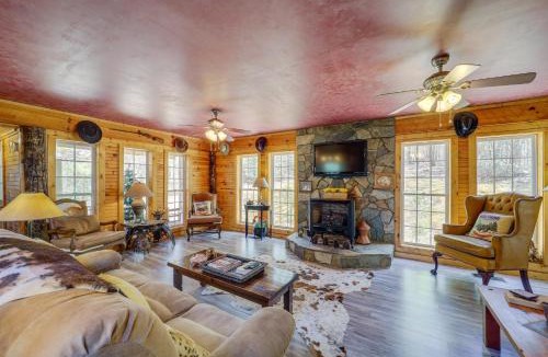 Micaville House | North Carolina Getaway w/Patio! 26 Mi to Slopes